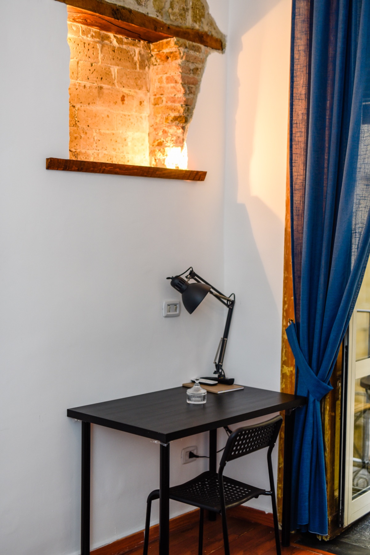 Angolo studio vicino al balcone