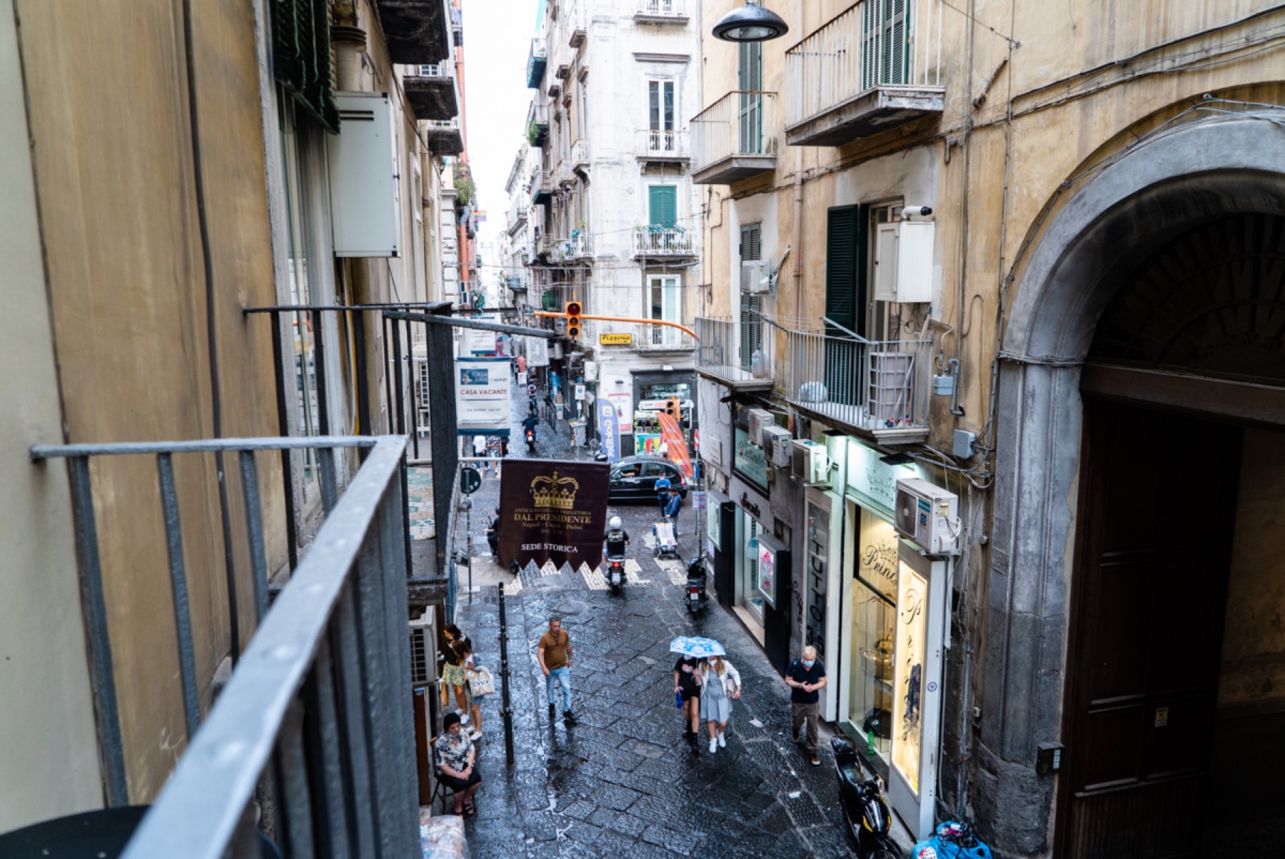 Vista dal balcone di Leandra su una strada del centro storico di Napoli