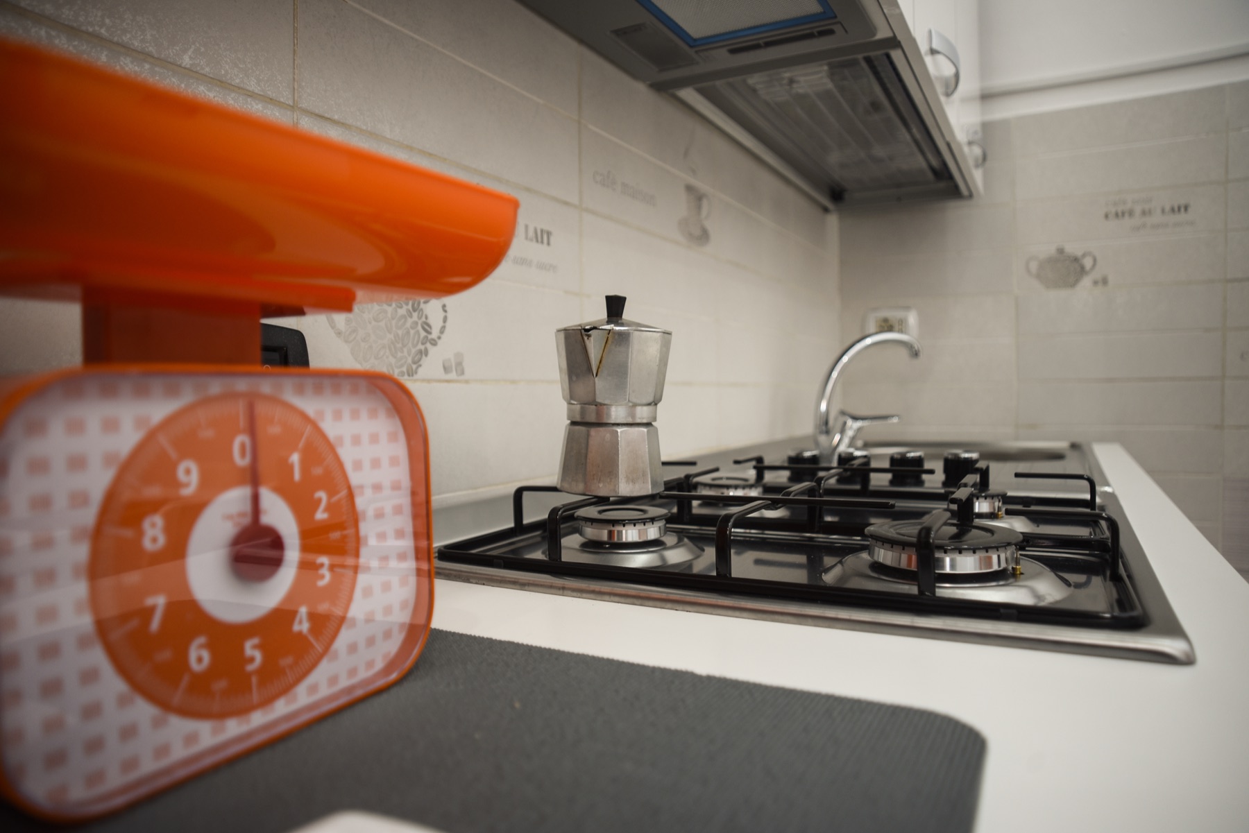 Cucina attrezzata con piano cottura